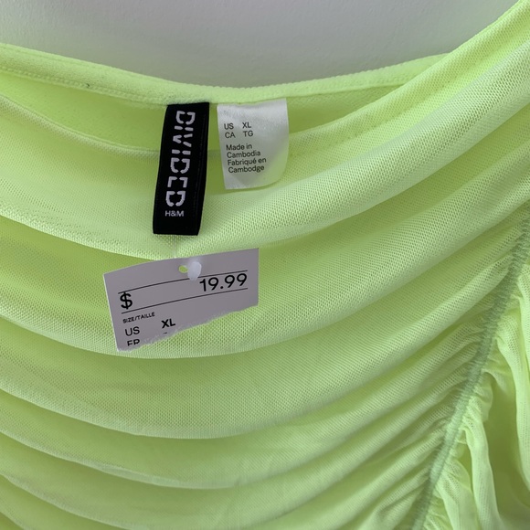 Neon H&M bodysuit with ruffled front. 🔫 - Picture 3 of 3